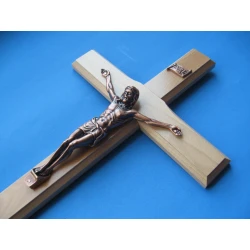 Krzyż drewniany jasny brąz na ścianę.Duży 42 cm A